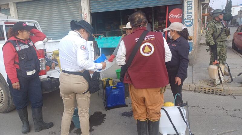 Inician desinfección de cisternas y casas en Chalco tras inundaciones; 600 familias reciben agua potable en Edomex