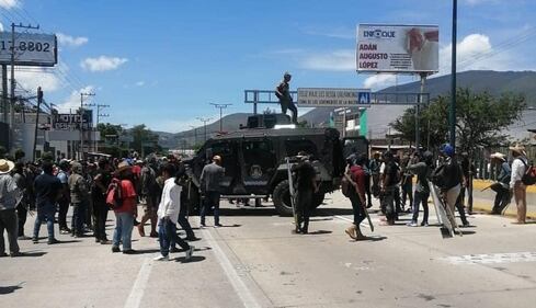 Manifestantes roban blindado y retienen a policías durante una jornada violenta en Chilpancingo.