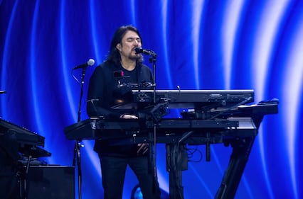 En un encuentro único con sus fanáticos de todas las edades, Los Temerarios ofrecieron la primera de sus dos presentaciones en el Estadio GNP Seguros, recinto que fue testigo de una noche llena de temas que marcaron la carrera de la agrupación en más de 40 años dentro de la industria, por lo cual el público coreó canciones como “Dímelo", "Solo te quiero a ti", "Te hice mal", "Por qué te conocí", entre otras.