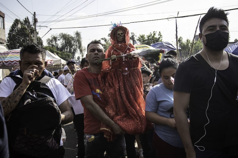 Cientos de personas se congregaron para celebrar a la Santa Muerte en su altar de Alfareria Tepito.