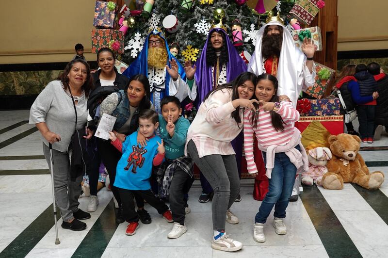 Niños acuden al Palacio Postal para enviar carta a Reyes Magos