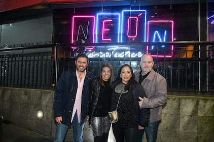 La espera terminó, ‘Neón Discoteque’ abrió sus puertas para transportar al público a una experiencia retro llena de nostalgia, en compañía de música de la década de los 70’s, 80’s y 90’s.