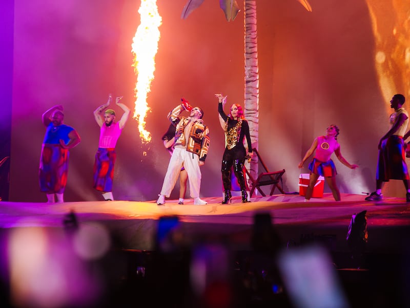 Entre vuelos cancelados, boletos clonados, caos en el estadio, el "Conejito malo" brindó el primero de dos shows en Monterrey.