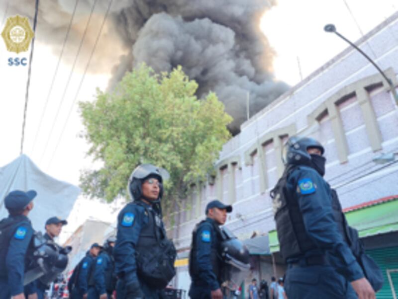 Incendio en bodega de calzado en Tepito