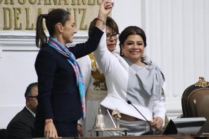 La presidenta de México Claudia Sheinbaum durante la toma de protesta de la Jefa de Gobierno Clara Brugada.