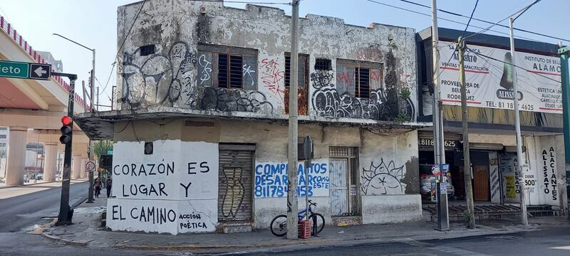 En ruinas, con pintas y abandono por años así están varias edificaciones.