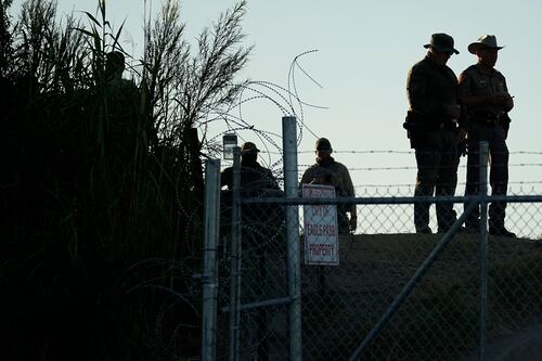 Texas cierra sin permiso parque de Eagle Pass por aumento de migrantes   