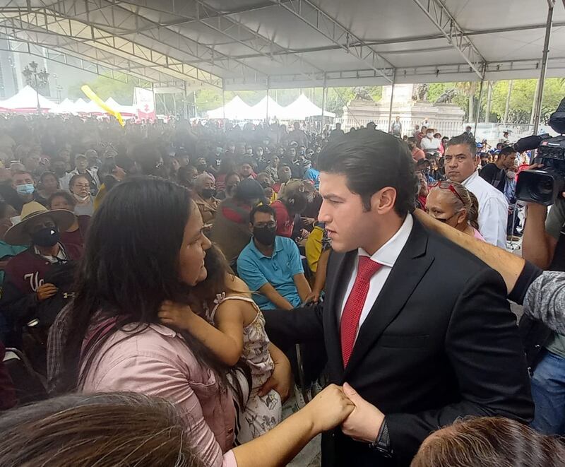 Al final departió con algunos asistentes, se tomó selfies y escuchó peticiones de algunos ciudadanos.