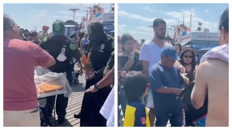 El vendedor de churros fue interceptado por la policía quienes le tiraron toda su mercancía, pero la gente presente no se quedó de brazos cruzados