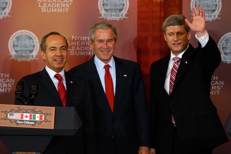 NUEVA ORLEANS - 22 DE ABRIL: (I-D) El Presidente Felipe Calderón de México, el Presidente de los Estados Unidos George W. Bush y el Primer Ministro canadiense Stephen Harper juntos después de una conferencia de prensa durante la Cumbre de Líderes de América del Norte el 22 de abril de 2008 en Gallier Hall en Nueva Orleans, Louisiana. Los tres se reunieron para hablar de los acuerdos comerciales en América del Norte y en todo el mundo. (Foto de Chris Graythen/Getty Images)