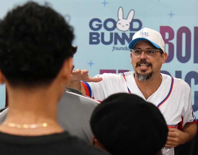 Bonita Tradición. La Fundación Good Bunny de Bad Bunny, hace entrega de regalos a niños y adolescentes