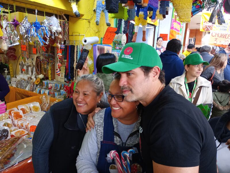 Las mujeres reconocieron a Verástegui mientras recorría las calles de la colonia.