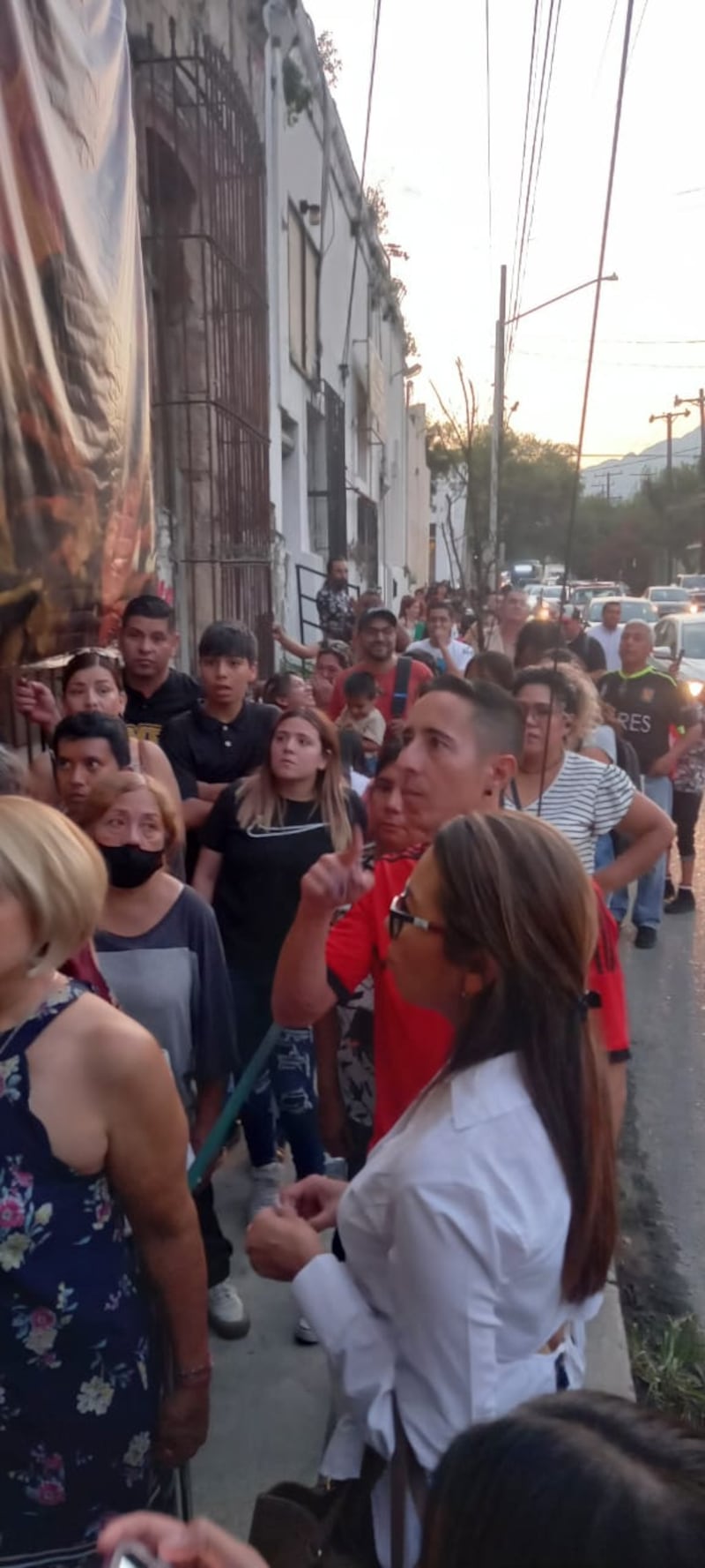 La gente hizo fila por horas para poder entrar al restaurant.