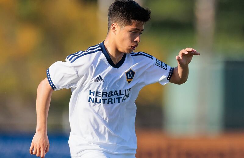 Alejandro Alcalá juega en las inferiores del LA Galaxy.