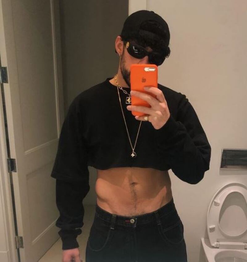 Bad Bunny en crop top rompiendo los esquemas al vestir