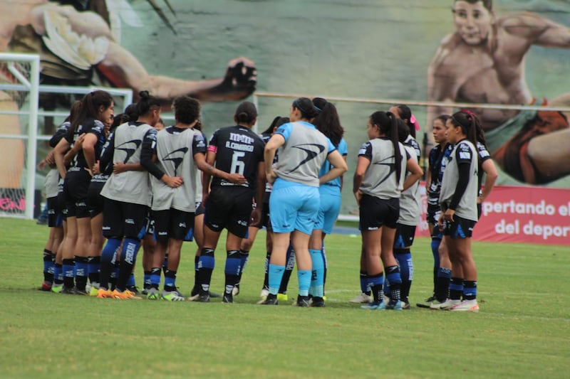 Gallos femenil se prepara para su siguiente partido.