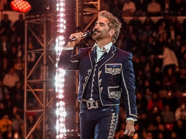 Es oficial, la gira ‘De Rey a Rey’ comenzó con la primera presentación de Alejandro Fernández en la Plaza de Toros México, recinto que fue testigo del homenaje que brindó a su dinastía, como parte del legado musical de su padre Vicente Fernández, quien es considerado uno de los pilares fundamentales de la música mexicana, por lo cual el concierto estuvo repleto de referencias a través de más de 30 canciones.