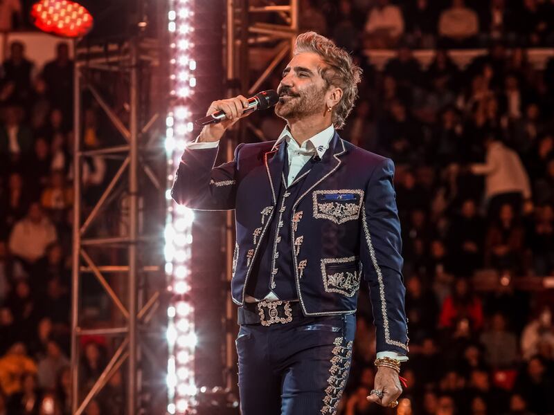 Es oficial, la gira ‘De Rey a Rey’ comenzó con la primera presentación de Alejandro Fernández en la Plaza de Toros México, recinto que fue testigo del homenaje que brindó a su dinastía, como parte del legado musical de su padre Vicente Fernández, quien es considerado uno de los pilares fundamentales de la música mexicana, por lo cual el concierto estuvo repleto de referencias a través de más de 30 canciones.