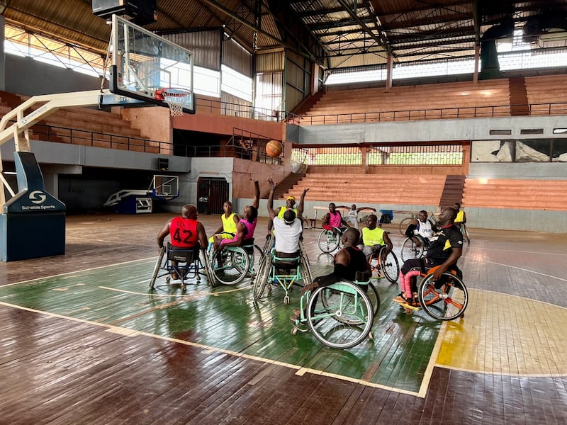 República Centroafricana, abril de 2023. Bienvenue (el tercero de izquierda a derecha) alcanza el balón durante un partido de baloncesto. Después de un accidente en 2016, la pierna derecha de Bienvenue fue amputada por el equipo quirúrgico de MSF en el hospital SICA.