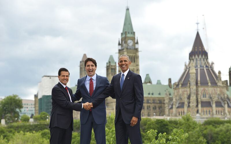 OTTAWA, CANADÁ, 29JUNIO2016.- El Presidente de México, Enrique Peña Nieto, posó para la Fotografía de Familia junto con el Primer Ministro de Canadá, Justin Trudeau, y el Presidente de los Estados Unidos de América, Barack Obama, en el marco de la Cumbre de Líderes de América del Norte (CLAN), que se lleva a cabo en esta ciudad.
FOTO: PRESIDENCIA /CUARTOSCURO.COM