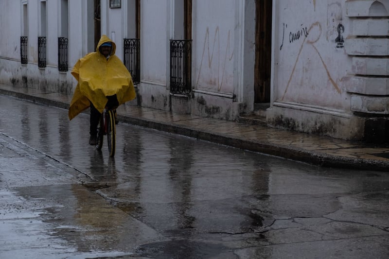 Tormenta tropical Diez-E se acerca a costas del sureste mexicano