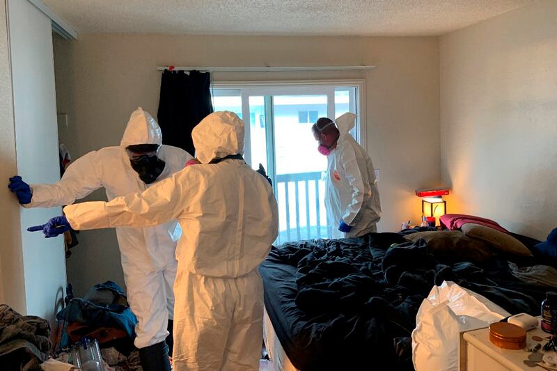 En esta foto publicada por el Departamento de Policía de Santa Rosa, los investigadores recogen pruebas de la casa de Evan Frostick, de 26 años, y Madison Bernard, de 23 años, los padres de un niño de 15 meses encontrado sin respuesta en un dormitorio en Santa Rosa, California, el lunes 9 de mayo de 2022. El niño murió más tarde en un hospital y sus padres fueron arrestados bajo sospecha de abuso infantil después de que la policía dijo que encontraron parafernalia de drogas y fentanilo en el apartamento de la familia. (Departamento de Policía de Santa Rosa vía AP)