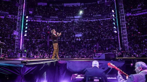 Es oficial, la gira ‘De Rey a Rey’ comenzó con la primera presentación de Alejandro Fernández en la Plaza de Toros México, recinto que fue testigo del homenaje que brindó a su dinastía, como parte del legado musical de su padre Vicente Fernández, quien es considerado uno de los pilares fundamentales de la música mexicana, por lo cual el concierto estuvo repleto de referencias a través de más de 30 canciones.