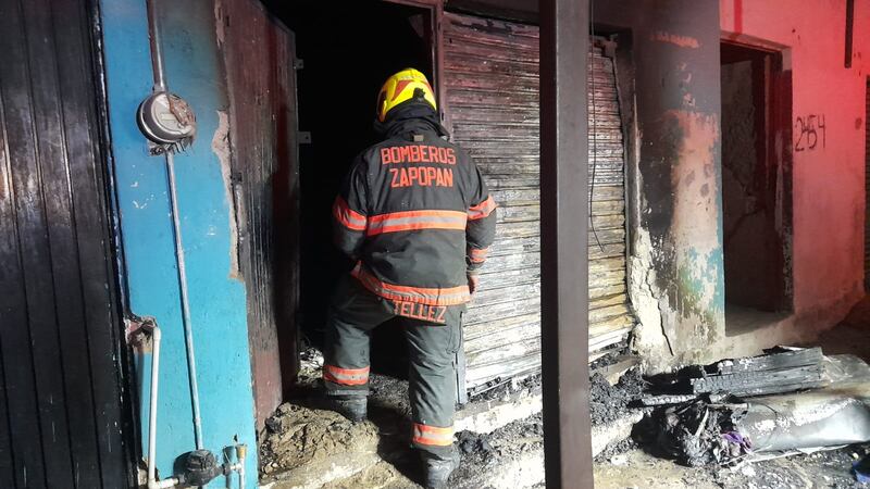 La emergencia fue atendida por bomberos de Zapopan quienes descubrieron las llamas propagadas a su arribo.