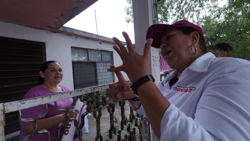 Díaz se mantiene en contacto con la gente conversando e intercambiando ideas.