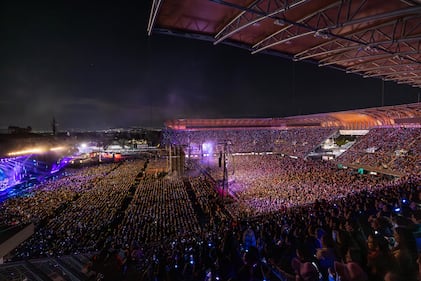 En un encuentro único con sus fanáticos de todas las edades, Los Temerarios ofrecieron la primera de sus dos presentaciones en el Estadio GNP Seguros, recinto que fue testigo de una noche llena de temas que marcaron la carrera de la agrupación en más de 40 años dentro de la industria, por lo cual el público coreó canciones como “Dímelo", "Solo te quiero a ti", "Te hice mal", "Por qué te conocí", entre otras.