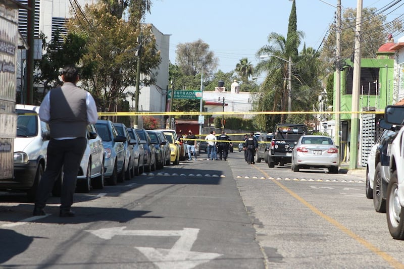 La calle Gabriel D’Anuzzio quedó cerrada a la circulación mientras se realizaba el levantamiento de indicios.