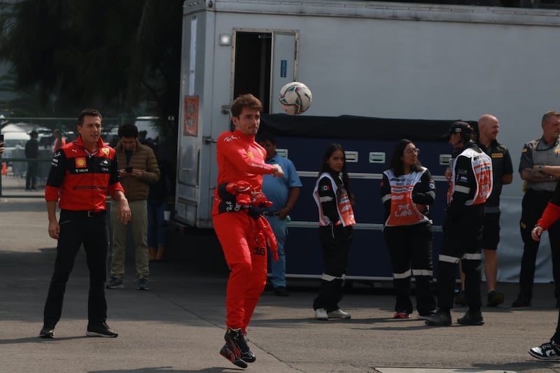 Día 2 GP de México: Charles Leclerc domina el balón.