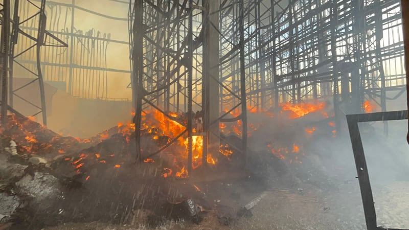 Debido a las temperaturas alcanzadas dentro del inmueble colapsó parte de la estructura del edificio.