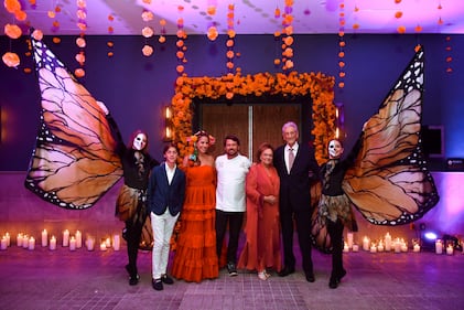 San Miguel de Allende volvió a deslumbrar este Día de Muertos con una celebración que capturó la esencia de una de las tradiciones más queridas de México. Las calles, casas, hoteles y restaurantes de esta encantadora ciudad fueron adornados con altares, flores de cempasúchil y velas, creando un escenario mágico que recibió a miles de visitantes nacionales e internacionales.