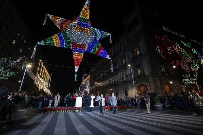 Alumbrado monumental: encienden decoraciones decembrinas en el Zócalo