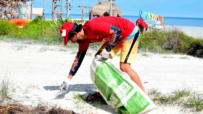 Holbox-jornada-de-limpieza-en-playa-QuintanaRoo