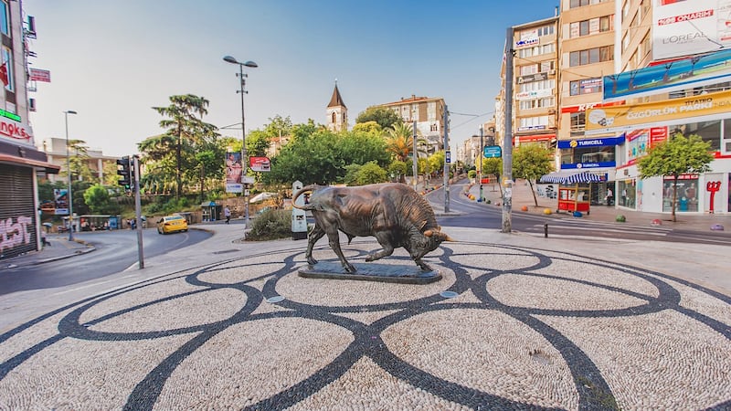 En invierno, la ciudad adquiere un encanto especial con menos multitudes y un ambiente sereno, ofreciendo la oportunidad perfecta para explorar sus atracciones icónicas