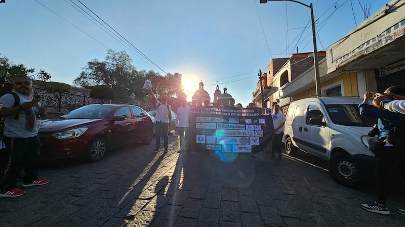 Marchan en Centro Histórico de Querétaro.