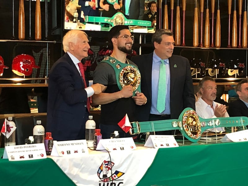 Brian Mendoza, con Mauricio Sulaimán y Ciro Nucci I Iván Navarro