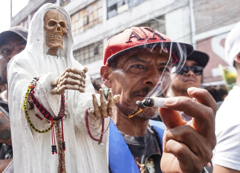 Cientos de personas se congregaron para celebrar a la Santa Muerte en su altar de Alfareria Tepito.