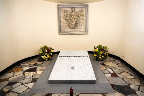 Abren acceso al público a tumba de Benedicto XVI