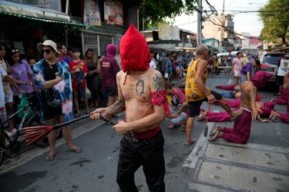 Cientos de devotos filipinos han celebrado el Jueves Santo con una tradición que implica autoflagelarse para honrar el sufrimiento de Cristo en la cruz. Con el rostro cubierto y con ropa roja o negra han recorrido las calles de la ciudad de Mandaluyong, mientras castigaban su cuerpo con cadenas y látigos.