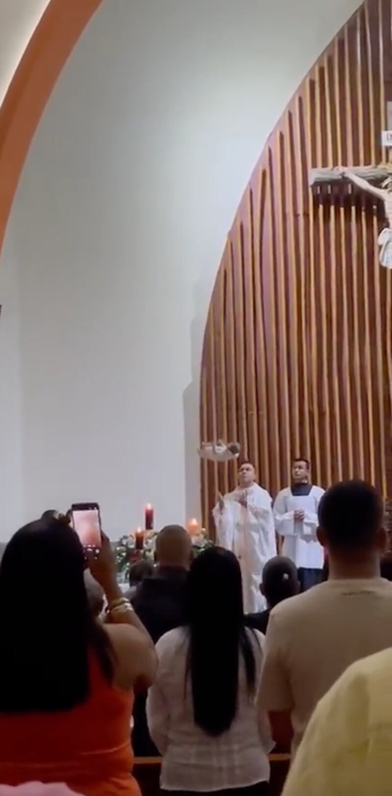 Iglesia sorprende a feligreses con la llegada del Niño Dios descendiendo del techo