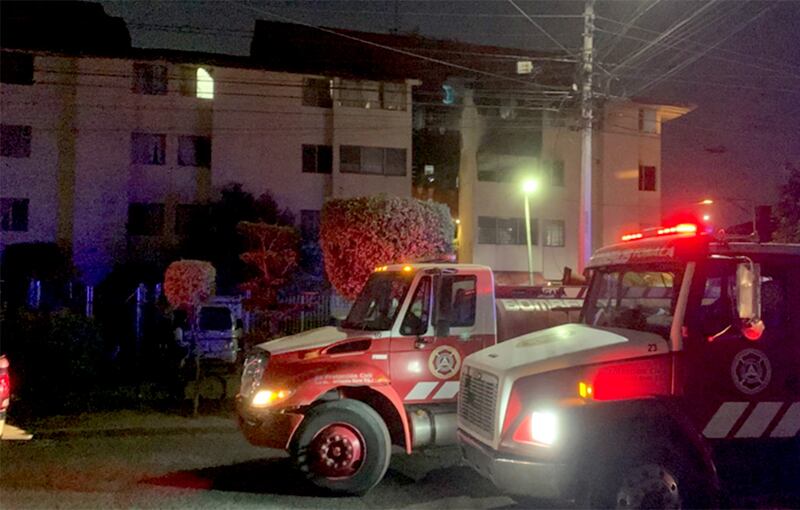 El incendio ocurrió en el segundo piso de una torre habitacional; sólo dos niñas lograron escapar.