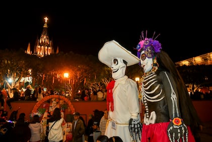 San Miguel de Allende volvió a deslumbrar este Día de Muertos con una celebración que capturó la esencia de una de las tradiciones más queridas de México. Las calles, casas, hoteles y restaurantes de esta encantadora ciudad fueron adornados con altares, flores de cempasúchil y velas, creando un escenario mágico que recibió a miles de visitantes nacionales e internacionales.