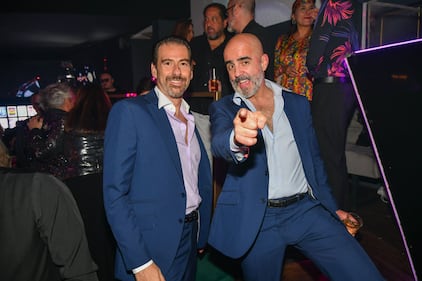 En una noche llena de brillo y glamour, Martha Debayle celebró el décimo aniversario de su revista con una fiesta al estilo Disco Glam en una discoteca de la colonia Roma. La reconocida conductora de radio estuvo acompañada de amigos, empresarios y artistas que disfrutaron de una velada inolvidable. Entre los invitados más destacados se encontraban Alexander Acha y su esposa, el carismático Eduardo Videgaray, la siempre elegante Gloria Calzada, y el embajador de España en México, Juan Duarte, quien no quiso perderse esta gran celebración. La noche fue un éxito rotundo, consolidando a la revista de Martha Debayle como un referente en el mundo editorial.