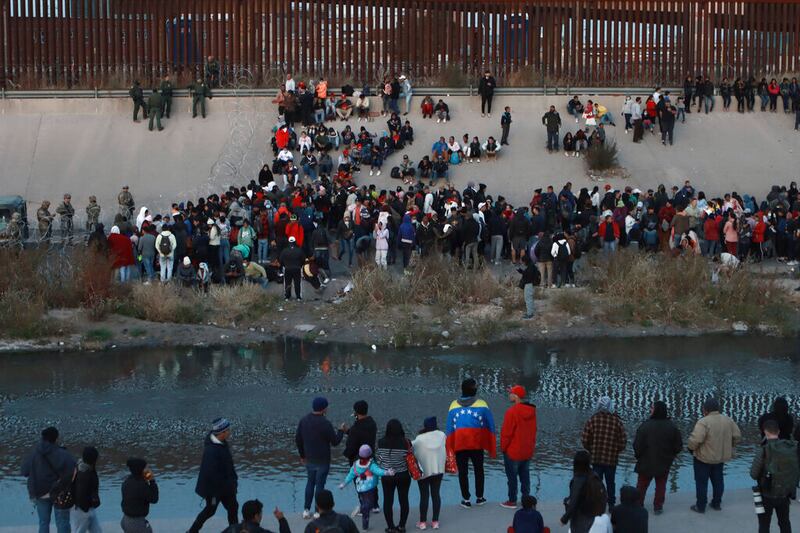 Migrantes celebran Navidad en la frontera.