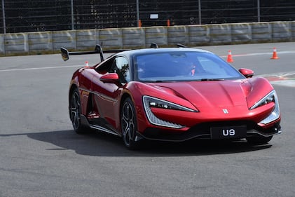 Pasión por la tecnología y la velocidad se vivió en el Autódromo Hermanos Rodríguez, donde se presentó el automóvil capaz de saltar y girar sobre su eje.