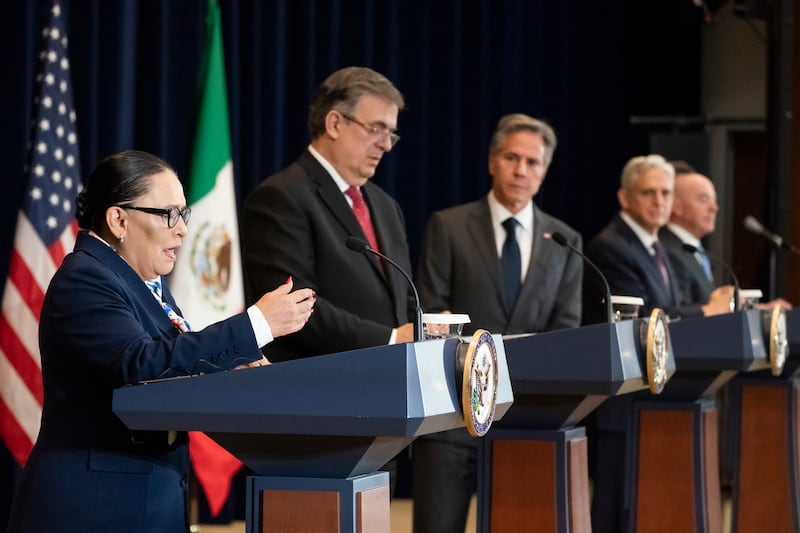 La secretaria de Seguridad de México, Rosa Rodríguez, a la izquierda, el secretario de Relaciones Exteriores de México, Marcelo Ebrard, el secretario de Estado, Antony Blinken, el fiscal general, Merrick Garland, y el secretario de Seguridad Nacional, Alejandro Mayorkas, hablan durante una conferencia de prensa durante el Diálogo de Alto Nivel sobre Seguridad entre Estados Unidos y México, en el Departamento de Estado, el jueves 13 de octubre de 2022, en Washington. (AP Photo/Alex Brandon)