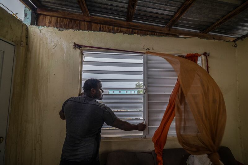 Un hombre ve el cielo dentro de su casa en Loiza, Puerto Rico, previo a la llegada de la tormenta, el 18 de septiembre de 2022.